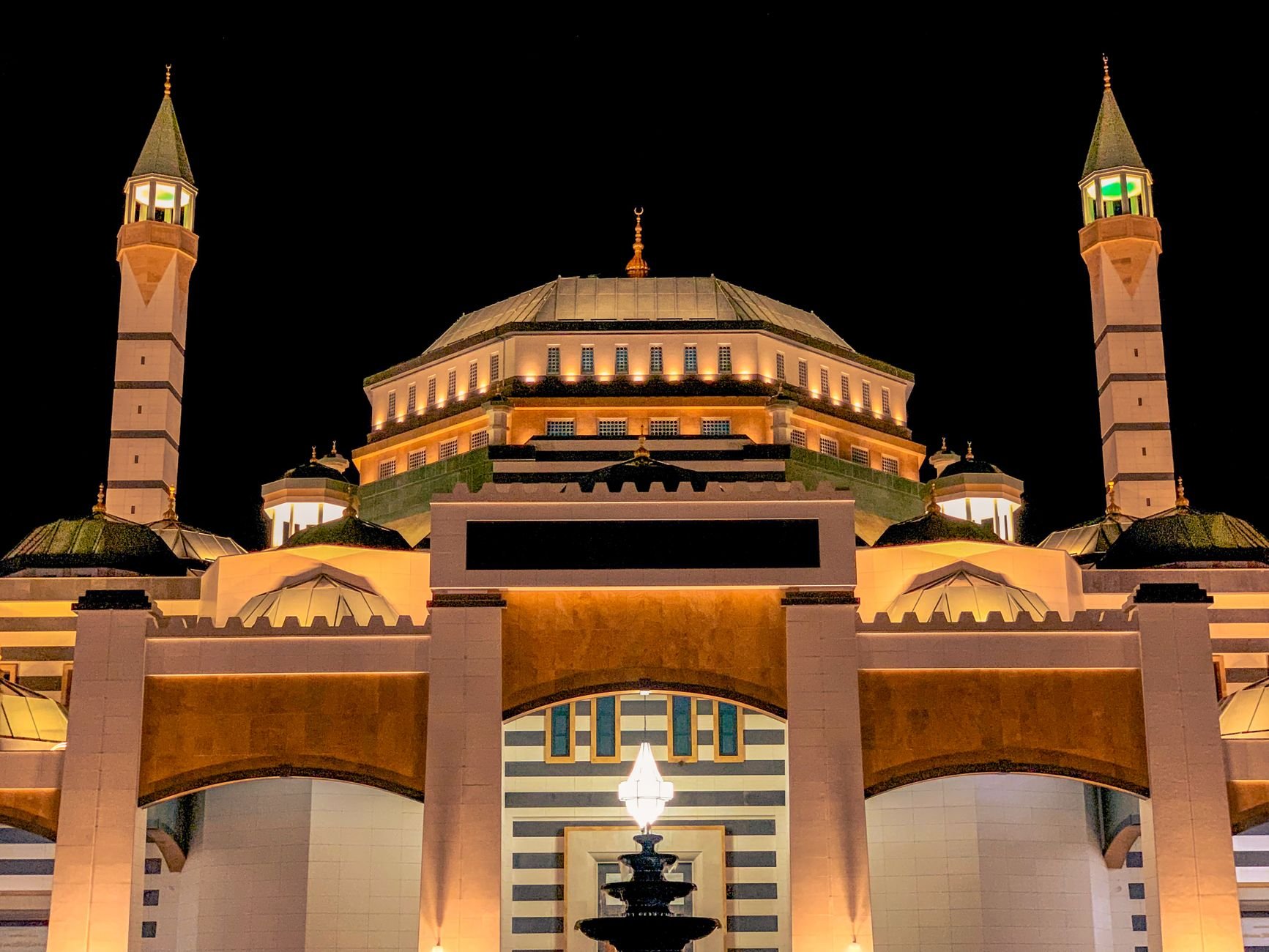 Grand Mosque Cooling Keeps 22-24°C in Peak Summer